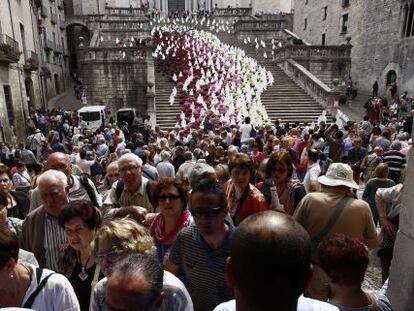 Una imagen de las escaleras de la Catedral de Girona adornada con flores