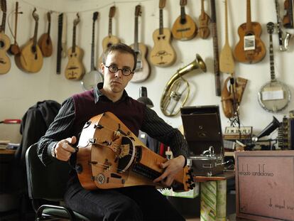 Germán Díaz en su estudio de Arneiro (Cospeito) junto al <i>Método cardiofónico</i> de Miguel Iriarte.