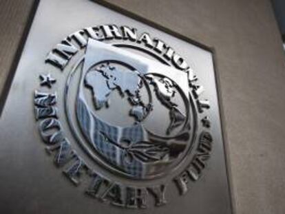 El FMI constata en su Informe de Estabilidad Financiera la salida de flujos de capital de la periferia hacia el centro de la eurozona debido a las "insuficientes" medidas políticas adoptadas para proteger la integración europea y la fragmentación financiera. EFE/Archivo