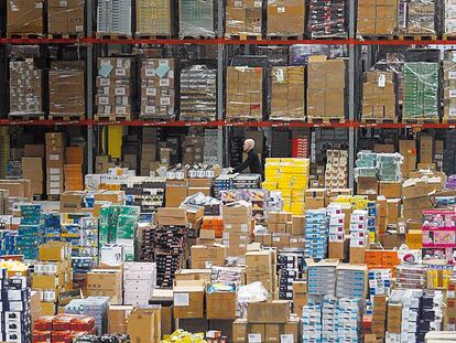 <b>Los grandes almacenes para ciberpedidos, como estos de Amazon, comen terreno a los tradicionales. Su frontera inmediata: la normalización de la venta de ropa <i>online.</i></b>