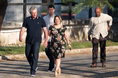 Miguel Diaz-Canel y su esposa Lis Cuesta llegando a una mesa de votación. 