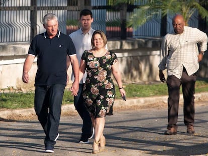 Miguel Diaz-Canel y su esposa Lis Cuesta llegando a una mesa de votación. 