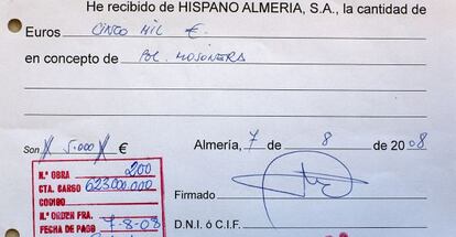 Recibo de la comisi&oacute;n a un pol&iacute;tico de La Mojonera incluido en la contabilidad b de la constructora Hispano Almer&iacute;a. 