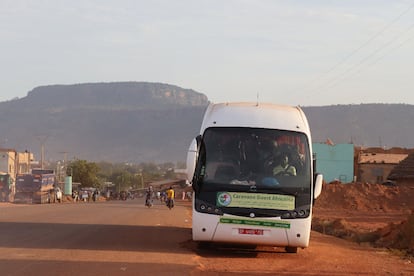 Uno de los autobuses de la caravana durante una parada de descanso en Guinea-Bissau.