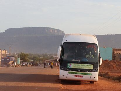 Uno de los autobuses de la caravana durante una parada de descanso en Guinea-Bissau.