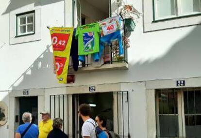 Balcones de Alfama con publicidad a cambio de descuentos en la tienda.