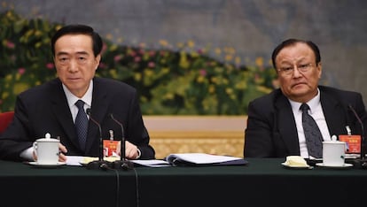 El secretario del Partido Comunista de China en Xinjiang, Chen Quanguo (izquierda), y su 'número dos' en la región, Shohrat Zakir, en una comparecencia en Pekín el pasado 12 de marzo.