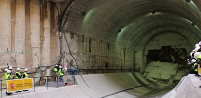 La tuneladora Gran Vía rompe el último trozo de túnel hasta alcanzar las inmediaciones de Atocha, en febrero de 2011.