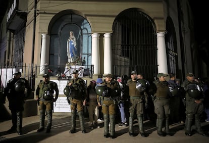 Des policiers montent la garde dans la rue lors d'une panne de courant à Viña del Mar.