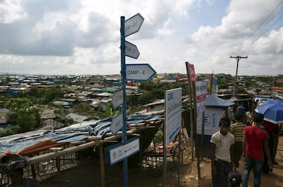 Un letrero en el campamentos de refugiados de Kutupalong indica las direcciones de las instalaciones, en Cox's Bazar (Bangladés). En el estado limítrofe Rakáin, los rohingyas siguen enfrentándose a "graves restricciones de movimiento, así como acceso limitado a educación, sanidad y oportunidades de vida" debido a las "políticas discriminatorias" de Myanmar, que no reconoce a esta minoría musulmana como ciudadanos, de acuerdo con los trabajadores de las ONG.