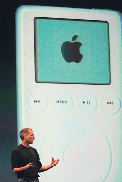 <b>Steve Jobs, hace casi diez años, en la presentación del entonces revolucionario iPod.</b>