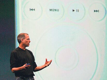 <b>Steve Jobs, hace casi diez años, en la presentación del entonces revolucionario iPod.</b>