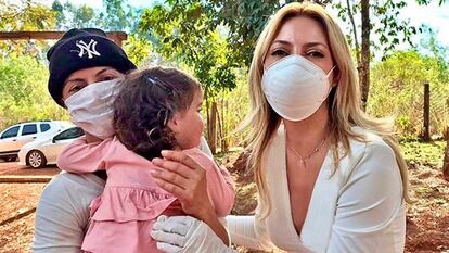 Fabiola Yáñez, pareja del presidente argentino Alberto Fernández , visita a una familia en Iguazú el pasado mayo.