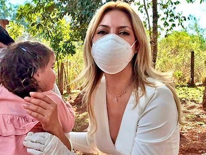 Fabiola Yáñez, pareja del presidente argentino Alberto Fernández , visita a una familia en Iguazú el pasado mayo.