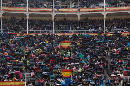 Tarde de paraguas en Las Ventas a causa de la intensa lluvia que cayó durante la lidia del primer toro.