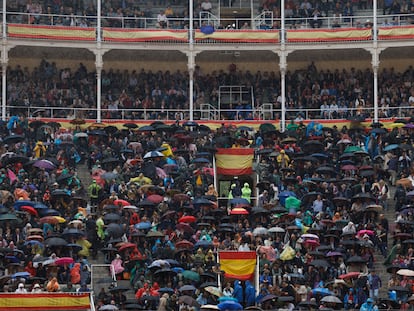 Tarde de paraguas en Las Ventas a causa de la intensa lluvia que cayó durante la lidia del primer toro.