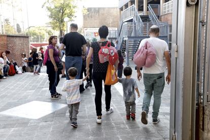 Padres ocupando con sus hijos el colegio Torrent D'en Melis de Barcelona.