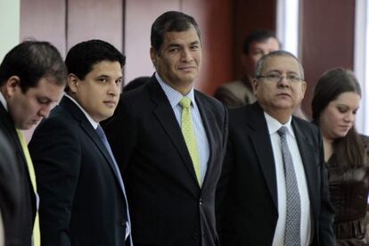 El presidente de Ecuador, Rafael Correa,  junto a sus abogados.