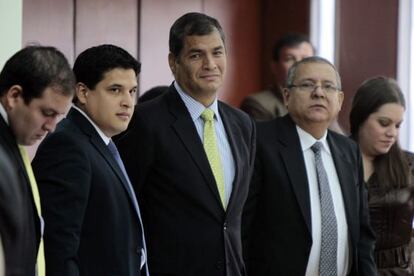 El presidente de Ecuador, Rafael Correa, junto a sus abogados.