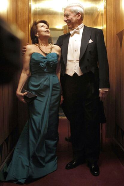 Vargas Llosa abraza a su esposa, Patricia, momentos antes de recoger el Nobel.