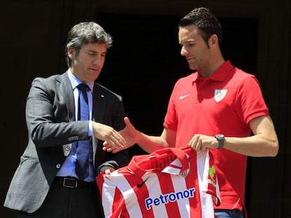 El presidente del Athletic, Josu Urrutia (i), saluda a Borja Viguera.