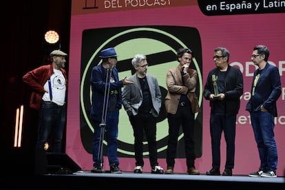 Andreu Buenafuente y Berto Romero entregan el premio Tracyetcoria a  Juan Gómez-Jurado, Javier Cansado, Arturo González Campos y Rodrigo Cortés, protagonistas del pódcast 'Todopoderosos'.