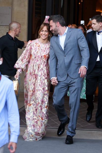 Jennifer López y Ben Affleck salen del Hôtel de Crillon de París el pasado 23 de julio. 