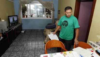 Jaime Abelardo Cadena en su casa mientras esperaba ser desahuciado.