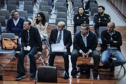 Fotografía tomada de una pantalla de la sala de prensa de la Audiencia Provincial de Málaga, del juicio que se sigue contra el exalcalde de Marbella Julián Muñoz (i), el abogado y expresidente del Sevilla F.C José María del Nido (2i), y otras díez personas más por el "caso Fergocón", sobre las presuntas irregularidades en contrataciones de obras por parte del Ayuntamiento de Marbella (Málaga), que llega a su recta final con esta sesión en la que está previsto que el fiscal presente por escrito su acusación definitiva.