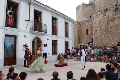 Representación teatral ante el castillo de Peñíscola.