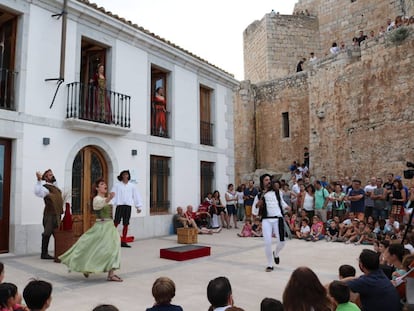 Representaci&oacute;n teatral ante el castillo de Pe&ntilde;&iacute;scola.