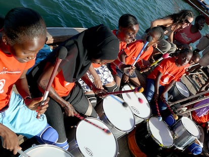 ¿Cómo se les ocurre llevar tambores a África?