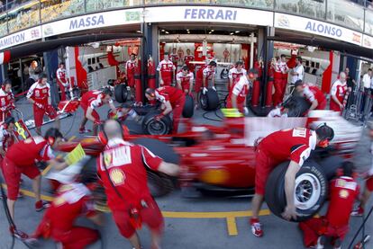 Fernando Alonso entra en el garaje de Ferrari durante los entrenamientos libres en Albert PArk.