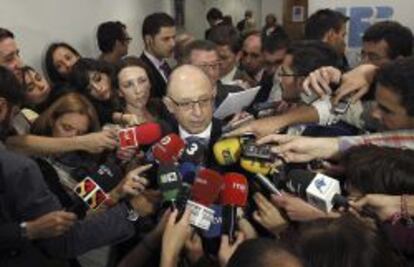 El ministro de Hacienda y Administraciones P&uacute;blicas, Crist&oacute;bal Montoro, rodeado de medios de comunicaci&oacute;n en una de sus recientes comparecencias. EFE.