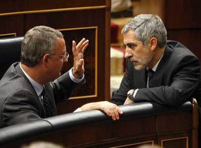 El ministro de Trabajo, Jesús Caldera, conversa en el Congreso con el líder de IU, Gaspar Llamazares.