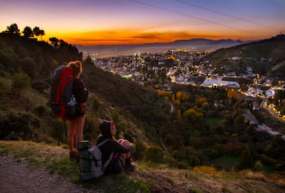 Dos jóvenes al final de una ruta senderista por las montañas de los alrededores de Granada.