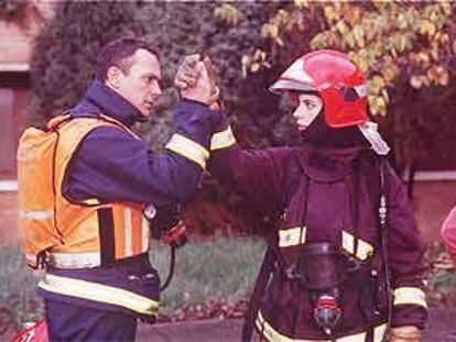José Coronado y Maribel Verdú, caracterizados como bomberos en <i>Código Fuego.</i>