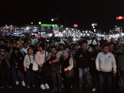 Cientos de usuarios esperan la llegada de unidades auxiliares de transporte tras desalojar una estación de la Línea 8 debido al cierre de servicio de la estación Atlalilco hasta Constitución de 1917.