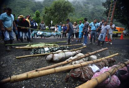 Indígenas transportan los cadáveres de algunas de las víctimas de una explosión para llevarlos al Instituto Nacional de Medicina Legal y Ciencias Forenses en Cali, desde Dagua (Valle del Cauca), el 22 de marzo de 2019. Las autoridades colombianas investigan si la explosión, que dejó al menos ocho muertos y cuatro heridos en un resguardo indígena del departamento del Valle del Cauca, fue provocada por una "eventual manipulación no adecuada de explosivos".