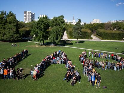 Los alumnos del Liceo Autogestionado de París forman las iniciales del mismo.