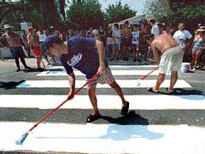 Vecinos de Dénia cortaron ayer la carretera de Les Marines y pintaron un paso de peatones.