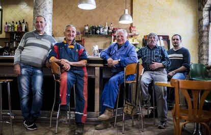 De dreta a esquerra, Marc Bargués, el mecànic del poble; Jordi Díaz Ferran, Francisco Almenara, Joan Sentís i Salvador Abelló, a la barra del Casal d'Alfés, dimarts.