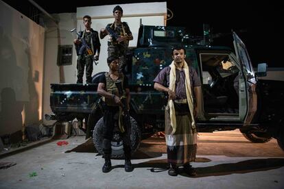 El general de brigada del Ejército yemení regular, Abd Rabbo Laakab, en la trentena, posa junto con su guardia personal en la ciudad de Ataq.