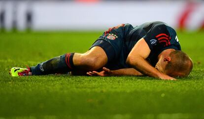 Arjen Robben sufre una entrada durante el partido.