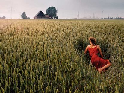 LA MUJER DE ROJO. 'Borssele - Rode jurk' 2007.