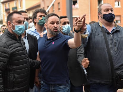 El presidente de Vox, Santiago Abascal, se encara con un grupo de manifestantes tras intervenir en Sestao (Bizkaia).