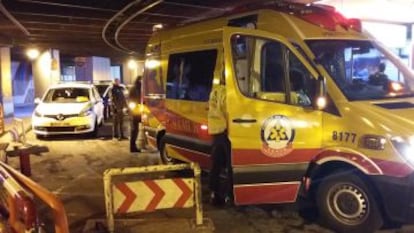 Policías municipales y sanitarios del Samur, en los bajos de Azca.