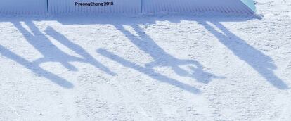 Sombras de los ganadores de la prueba de snowboardcross, de izquierda a derecha, Pierre Vaultier (centro) ganador de la medalla de oro, Jarryd Hughes ganador de la medalla plata y el español Regino Hernández con la medalla de bronce.