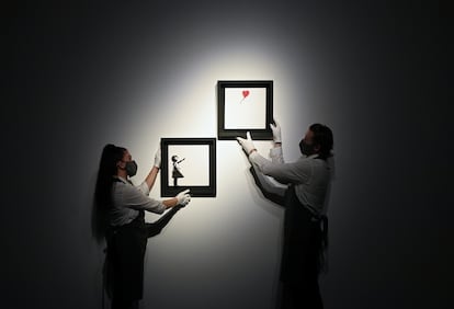 El díptico 'Niña con globo' del artista británico Banksy, que forma parte de la próxima subasta del 15 de octubre en Christie's.