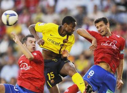 Keita disputa el balón con Boris (a la izquierda) y Palacios en el primer partido de la Liga, en el que se impuso el Numancia.